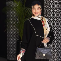 عبای مغزی‌دوزی دستانی؛ وقتی وقار و شیک‌پوشی هم‌مسیر می‌شن!