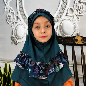 مقنعه چین دار بچگانه ژورژت سبز زمردی ( طرح 1)